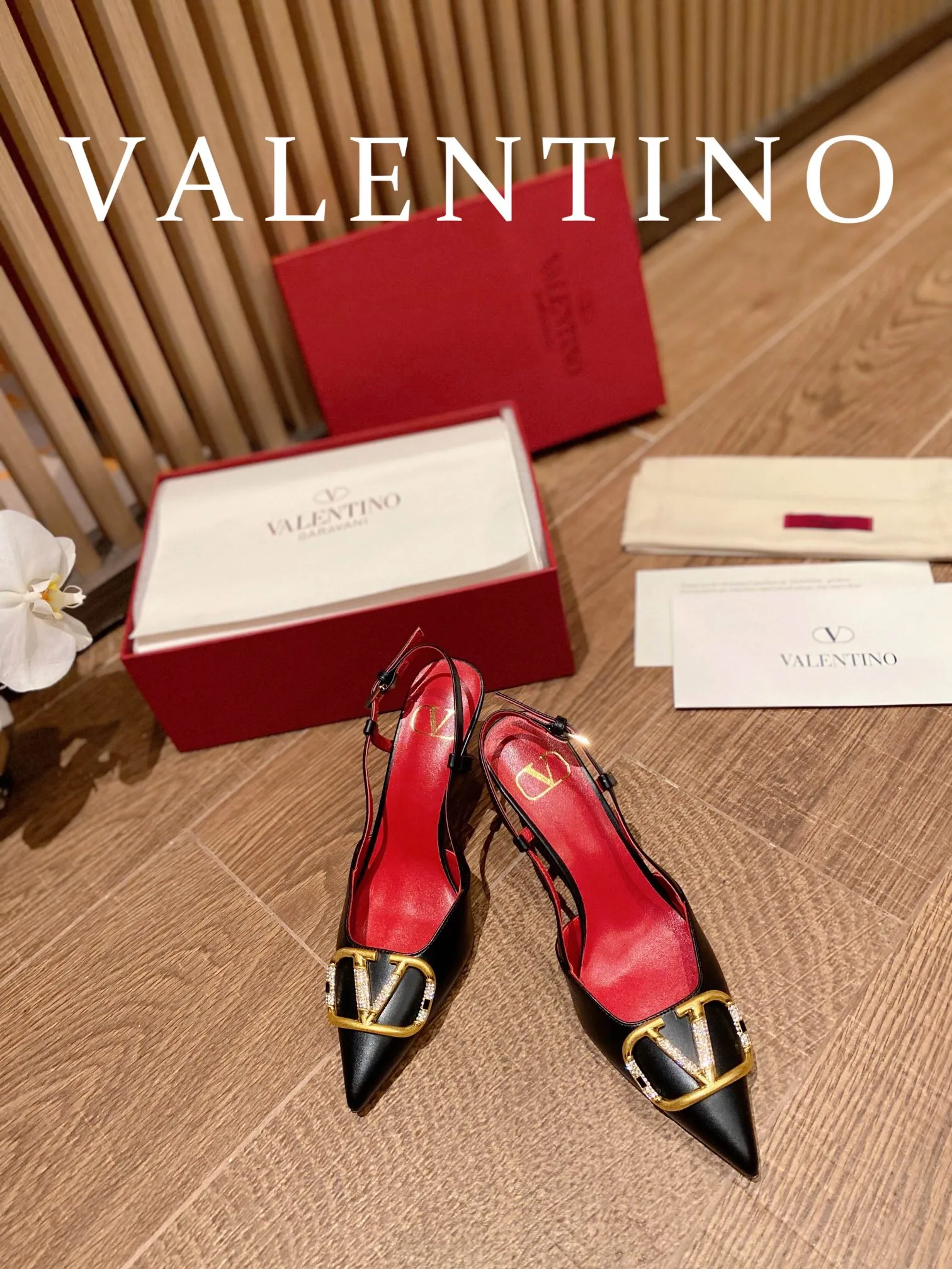 👟👟Ex-factory price 520👟👟 𝑉𝐴𝐿𝐸𝑁𝑇𝐼𝑁𝑂 Valentino ♡ The latest series of the counter 💯The new season of Valentino replaces the usual rivet elements with the initial V bronze (dotted buckle) buckle, simplifying the complexity Make the design more refined and durable. No matter your age, it can easily fit on your feet and make your feet look slimmer! The new season lives up to expectations! Worth buying ★Imported cowhide is absolutely high-grade ❥Original method is absolutely sensual ❥Elegant style creates a different feeling🙈 Simple temperament style!  ♡ show bdetails ———————————— ⊿▸: Size｜35-40 (customized at 34.40.41.42) ⊿▸: Material｜Imported cowhide ⊿▸: Material｜Exclusive molded rhinestone buckle ⊿▸: Material | Padded sheepskin ⊿▸: Material |Italian 🇮🇹 genuine leather outsole (the original 1:1 method has a wood grain shape) ⊿▸: Heel height｜8cm